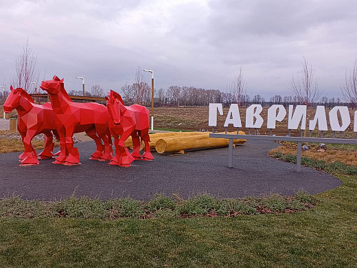 3 красных коня встречают въезжающих в Гаврилов Посад  